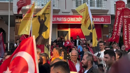 MUTLAK BUTLAN KARARINI PROTESTO ETMEK İÇİN KALABALIK OLUŞTURAN PARTİLİLER CHP İLÇE BAŞKANLIĞI ÖNÜNDE TOPLANIYOR
