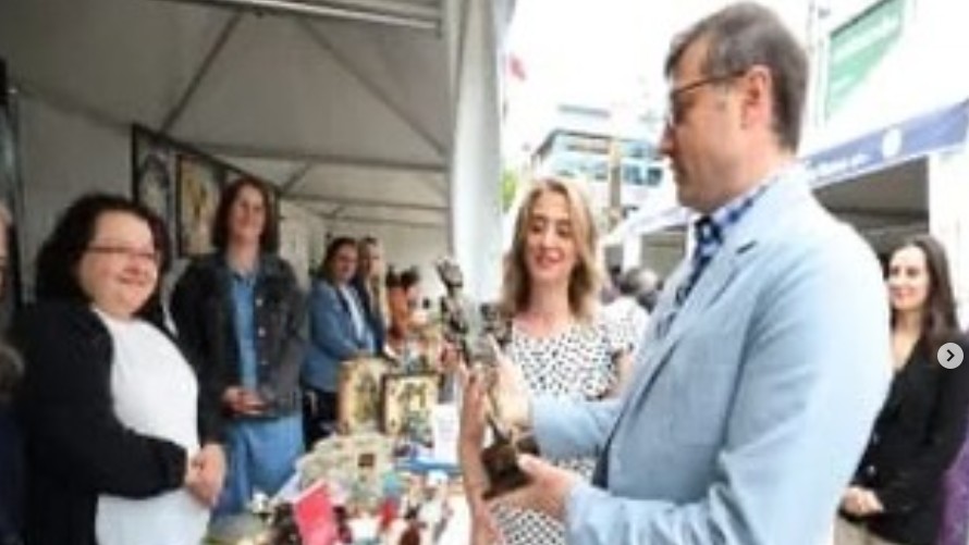 Kültür & Sanat Akademisi kursiyerlerinin yıl boyunca hazırladığı el emeği göz nuru eserler, Cumhuriyet Meydanı’nda açılan sergide beğeniye sunuldu.