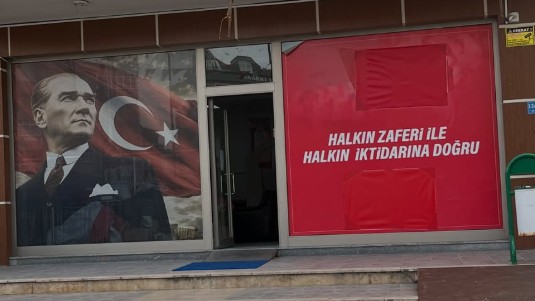 CHP VE ALTI OK AMBLEMLERİ KAPATILDI